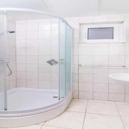 - Comfort One Bedroom B2 לומבארדה